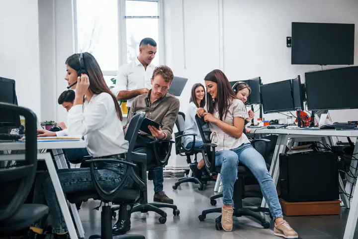 Equipo humano colaborando en una oficina de atención contemporánea