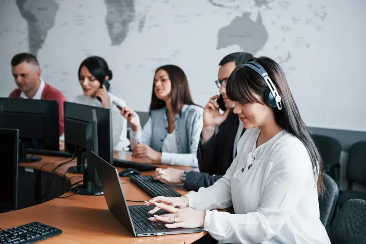 Equipo real atendiendo llamadas desde una operación telefónica moderna
